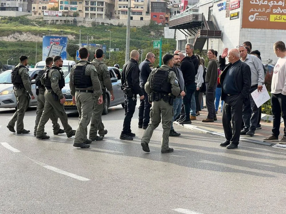 الشرطة الإسرائيلية تعتقل مشاركين في وقفة بأم الفحم رفضاً لقانون إعدام الأسرى